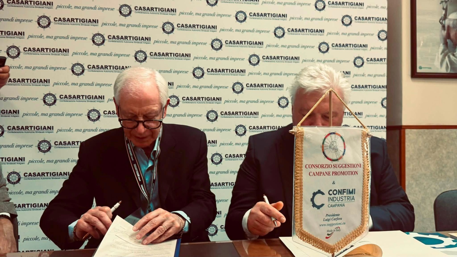 Luigi Carfora, Presidente di Confimi Industria Campania e del Consorzio Suggestioni Campane Promotion, e Luciano Luongo, Coordinatore regionale di Casartigiani Campania, durante la firma dell'Accordo Quadro di Collaborazione Istituzionale.